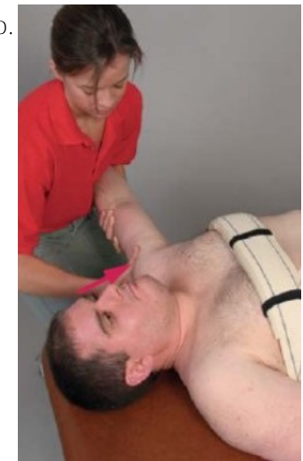 50.利用綁帶協助進行髖關節前滑(anterior glide)鬆動術時之起始姿勢(如圖),治療師之治療動作應為下 列何者?