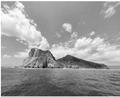 蘭嶼:蘭嶼為台灣東南外海之離島,中央多山,主要的景點在沿海地區,是台灣原住民 達悟族的所在之地,蘭嶼的達悟族文化、飛魚、蘭嶼角鴞…等最為吸引旅人。
